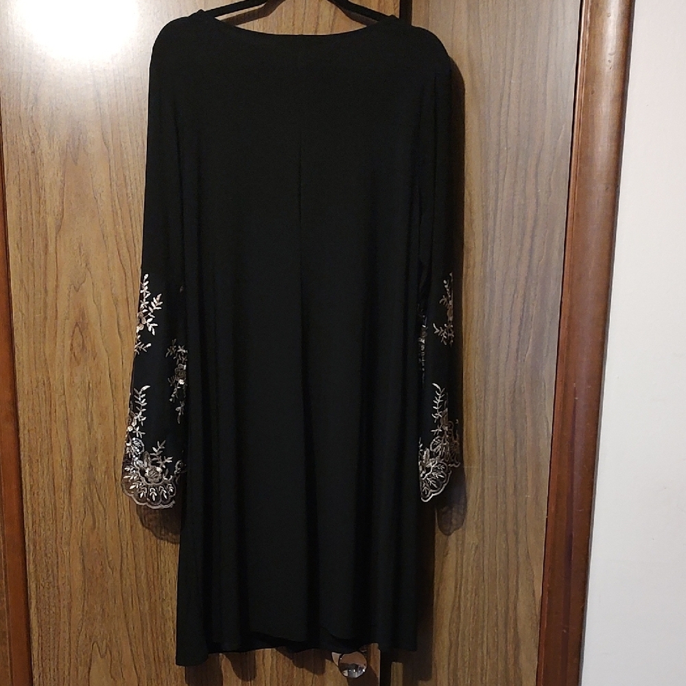 Roz & Ali Black Dress with White Floral Sleeves - Picture 7 of 7